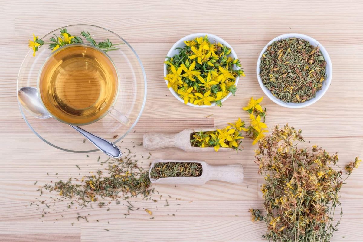 Dziurawiec – naturalny sposób na ból brzucha. Kiedy i jak go stosować?