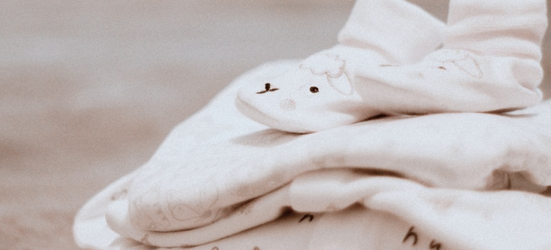 Ekologiczne i wygodne – najlepsze materiały na ubranka dla niemowląt