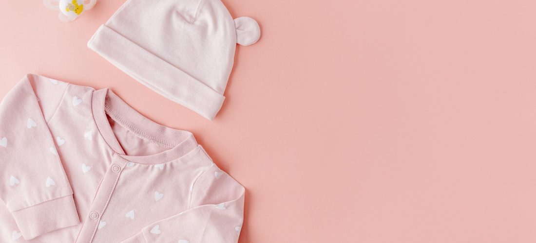 Moda dla młodych mam – ubranka dla niemowlaka i sukienki dla ciężarnych