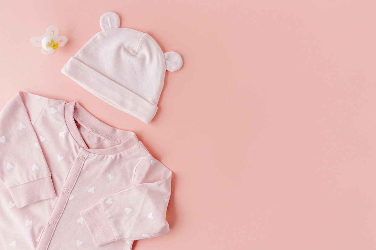 Moda dla młodych mam – ubranka dla niemowlaka i sukienki dla ciężarnych