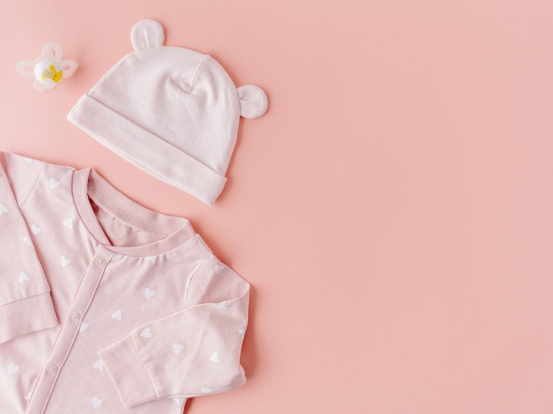 Moda dla młodych mam – ubranka dla niemowlaka i sukienki dla ciężarnych