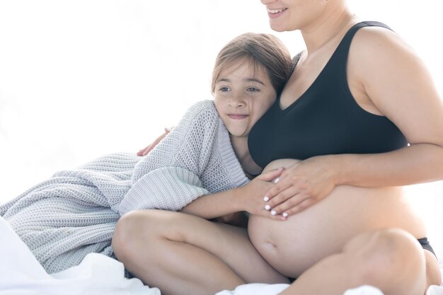 Jakie materiały najlepiej sprawdzają się w odzieży dla przyszłych mam?