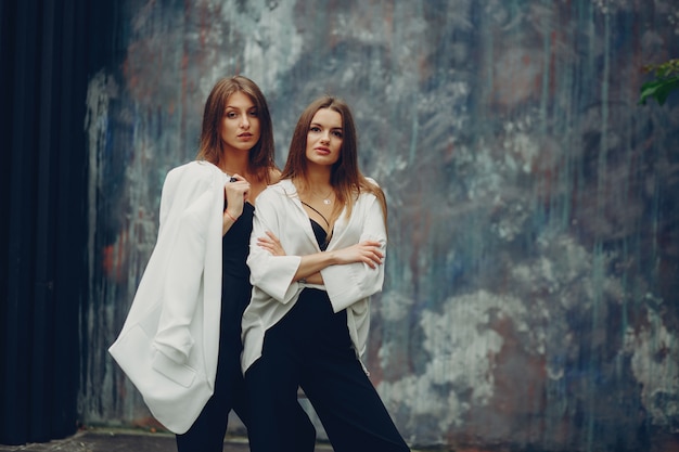 Sztuka dobierania ubrań: Jak tworzyć harmonijne zestawy na co dzień