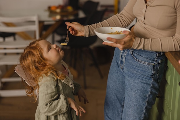 Jak rozpoznać pierwsze objawy zaburzeń odżywiania u bliskiej osoby?