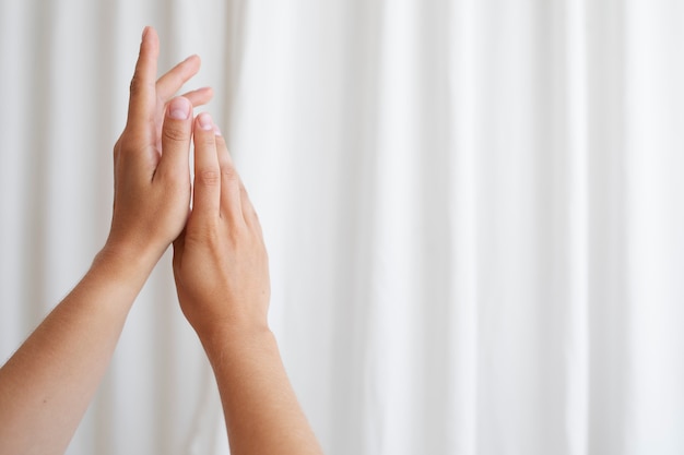 Jak regularna pielęgnacja dłoni może wpłynąć na kondycję paznokci?